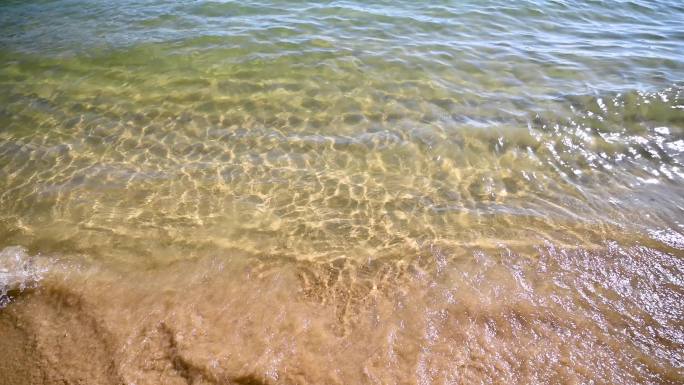 海岛阳光下海浪浪花冲刷沙滩