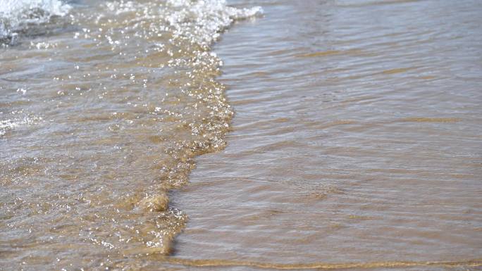 海岛阳光下海浪浪花冲刷沙滩