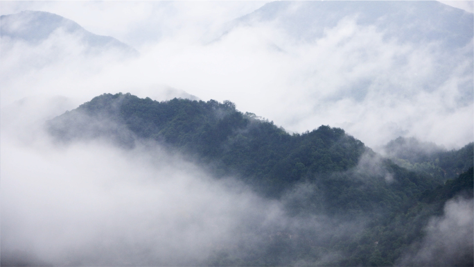 高山烟雨朦胧美，云雾腾绕似仙源