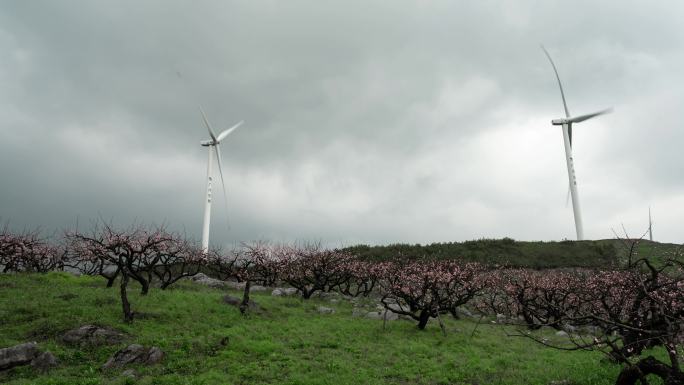 山顶风力发电机风机暴雨后多云转晴流云延时