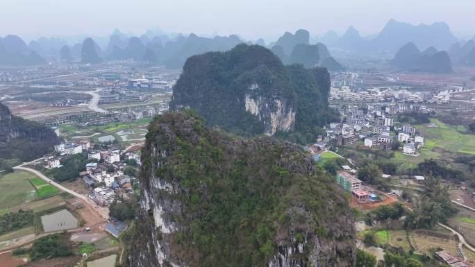 航拍攀登广西桂林阳朔矮山的结组攀岩者