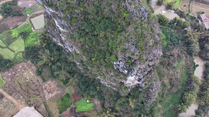 航拍攀登广西桂林阳朔矮山的结组攀岩者