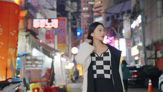 女人韩国街头走路