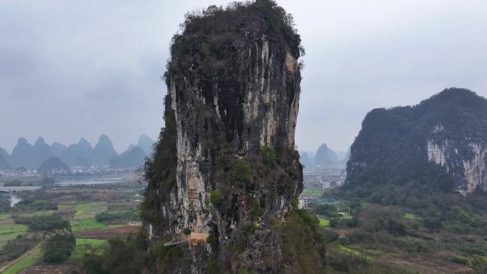 航拍攀登广西桂林阳朔矮山的结组攀岩者