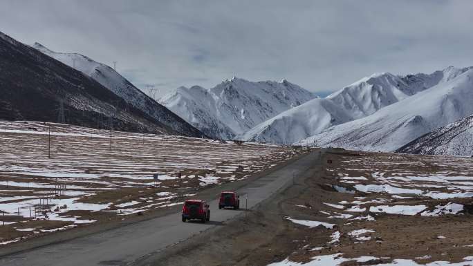 4K航拍坦克300越野车行驶在雪地的甘孜