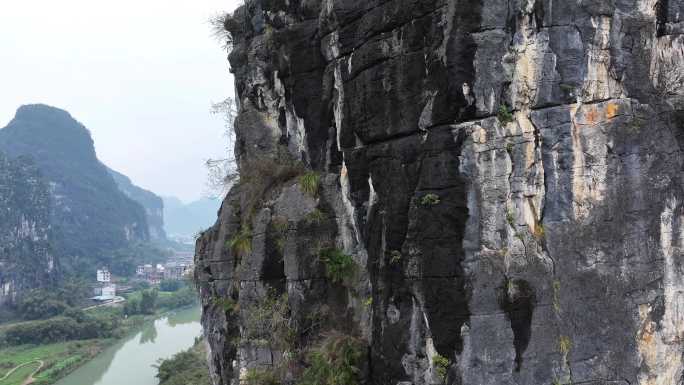 航拍攀登广西桂林阳朔矮山的结组攀岩者