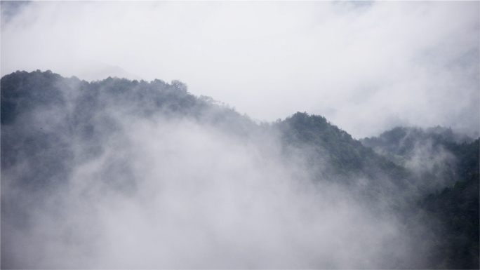 云海翻腾映山水，自然之美动人心