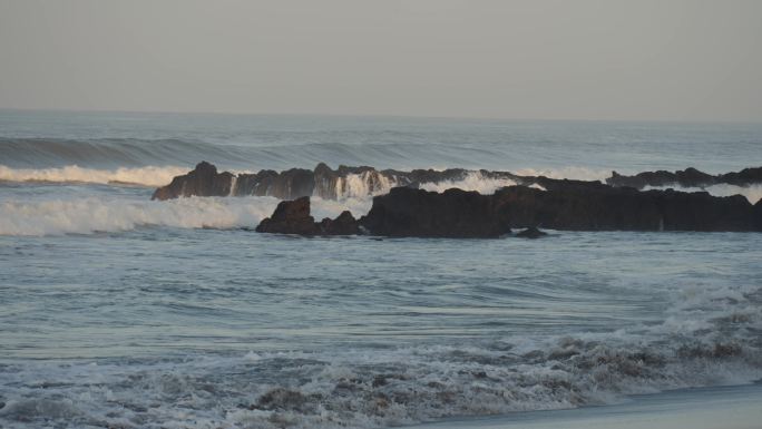 海浪礁石沙滩空镜