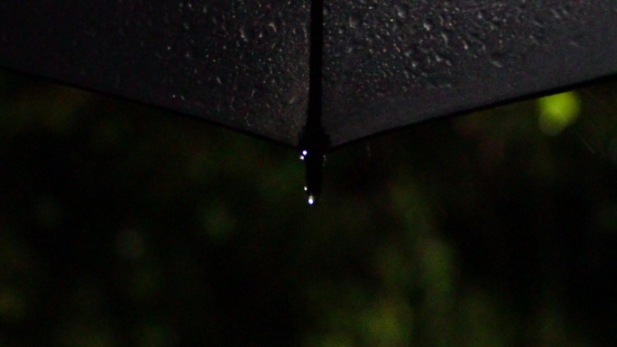 夜晚下雨路灯下的雨伞