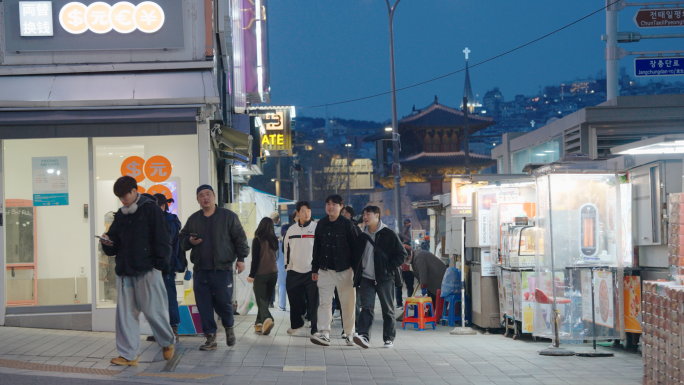 夜晚首尔街头热闹景象
