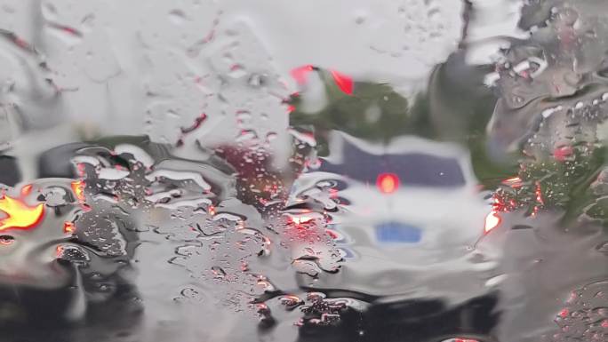 雨点打在玻璃上下雨天汽车挡风玻璃雨滴