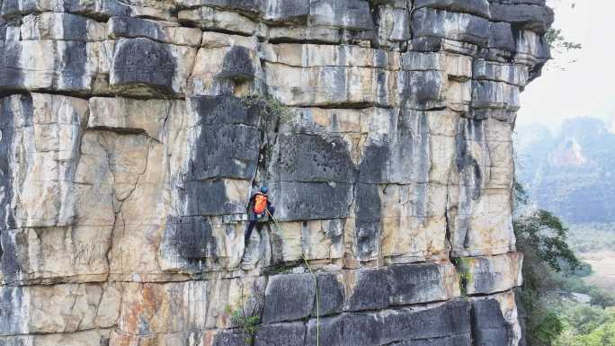 航拍攀登桂林阳朔拇指峰岩壁的结组攀岩者