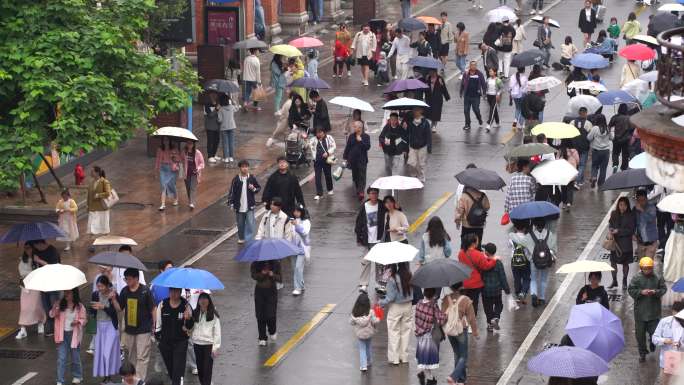 下雨天街道撑伞人群下雨天人群雨伞