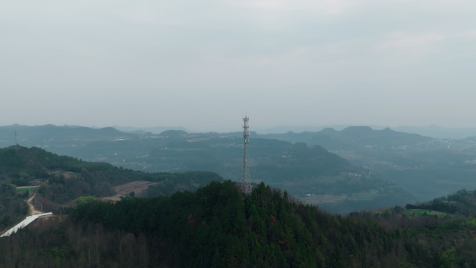 航拍山上通信基站信号塔