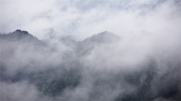 云雾腾绕高山烟雨间，仙境之美触心弦