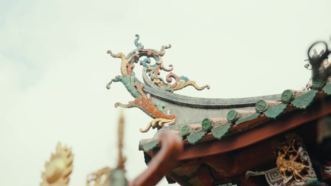 寺庙房檐上的龙形雕塑(剪瓷)