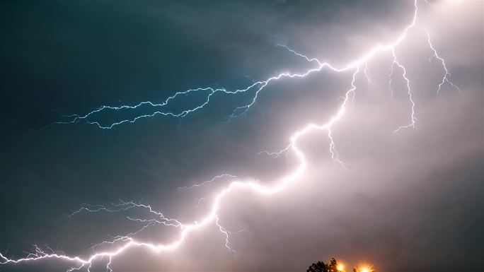 春夏雨季雷电