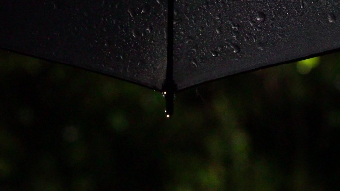 夜晚下雨路灯下的雨伞