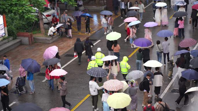 下雨天街道撑伞人群下雨天人群雨伞