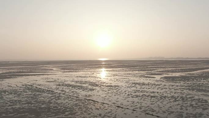 航拍退潮后的海滩日出日落海边阳光滩涂夕阳