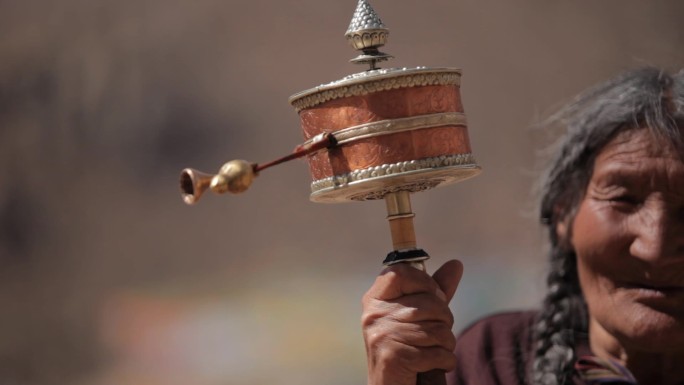 西藏拉萨传佛教藏族民老人转经桶徒步玛尼堆