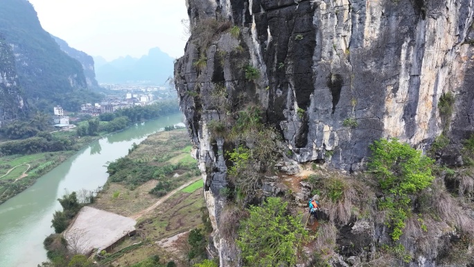 航拍攀登广西桂林阳朔矮山的结组攀岩者