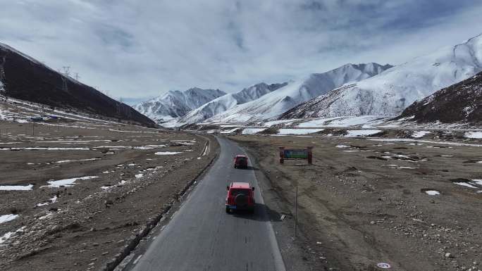 4K航拍坦克300越野车行驶在雪地的甘孜