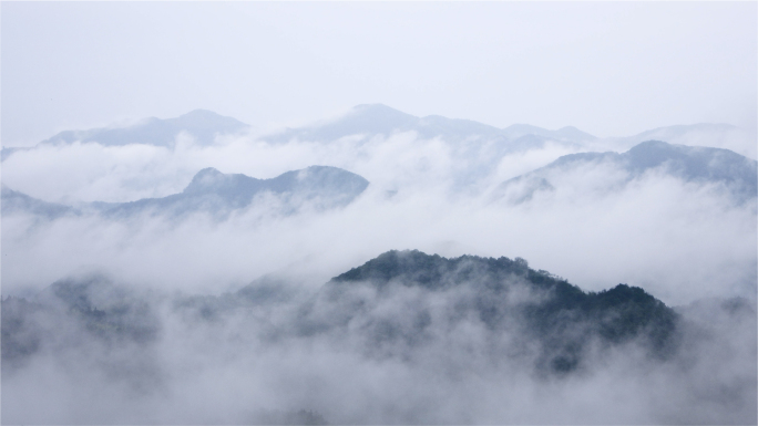 烟雨朦胧映群山，江南雨季韵无穷