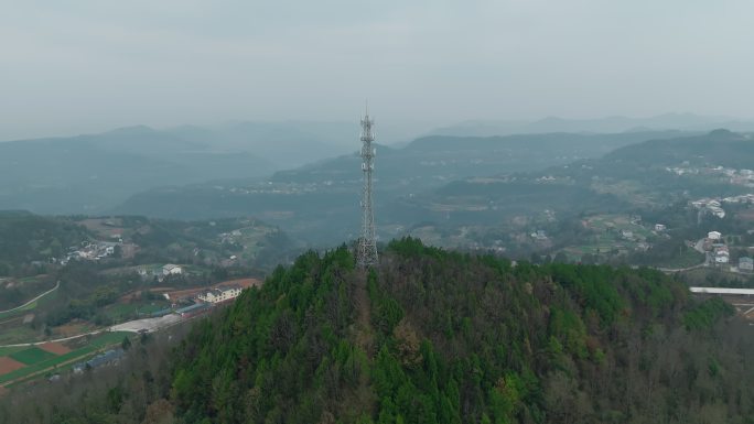 山峰上的通信铁塔