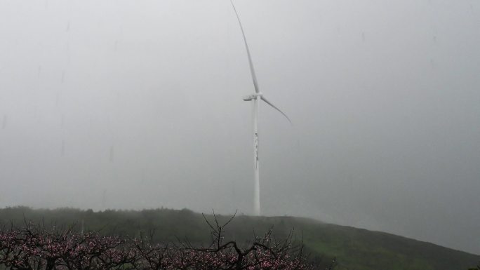 暴雨中的风力发电台旋转中的风轮机