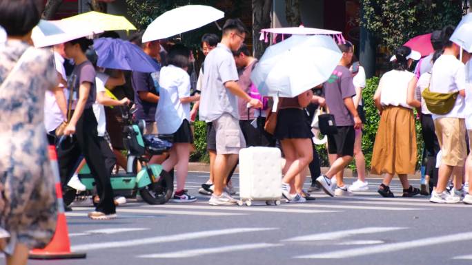 城市夏天暑假酷暑高温炎热街道人群人流汽车