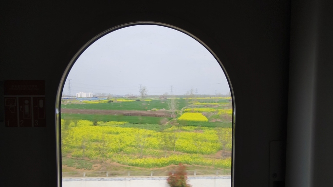 从高铁圆形车窗看沿途风景