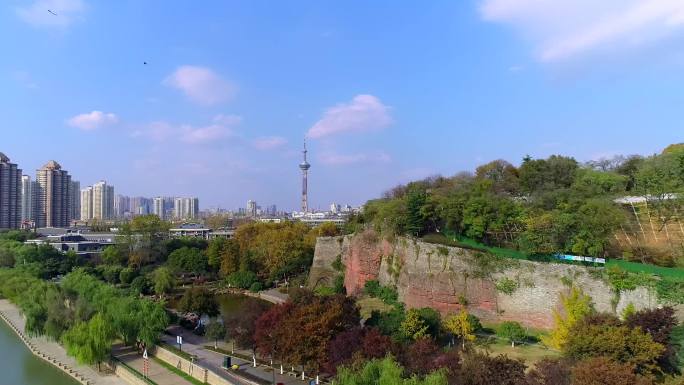 秦淮河边的鬼脸城城市大景