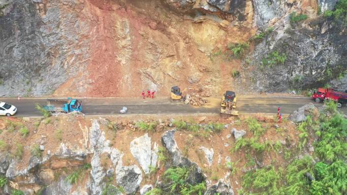 公路抢修翻斗车工人修路山区修路全景航拍