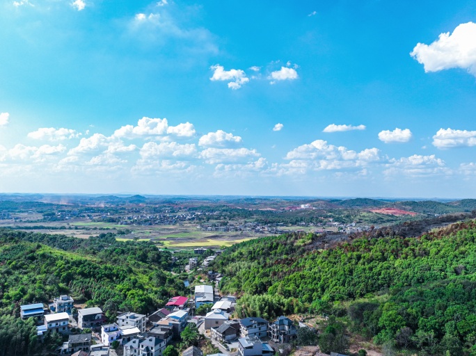 远看修路 高速公路  尘土扬起