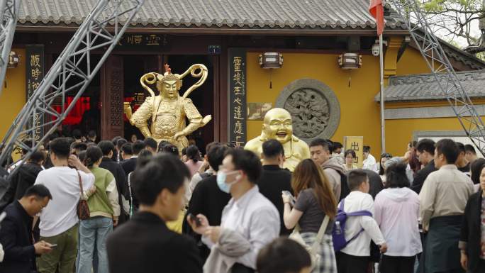 杭州灵顺寺北高峰寺庙人流游客