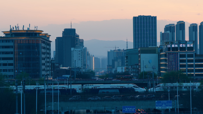 【4K】实拍火车穿过城市黄昏下火车经过