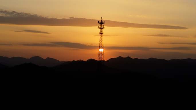 朝阳辉映下的通信信号塔