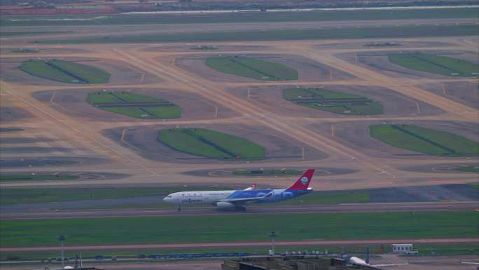 8K深圳机场起飞的四川航空客机