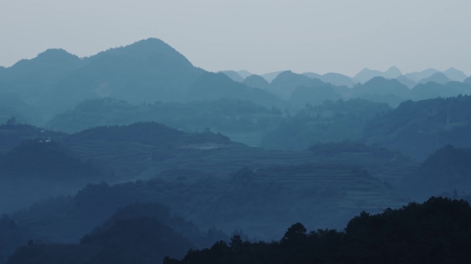 层峦叠嶂的山峰