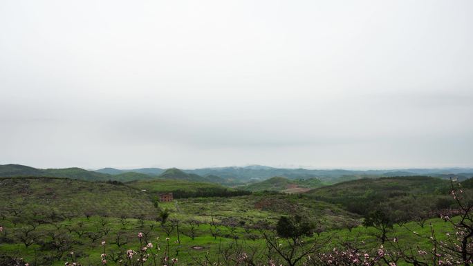 暴雨过后远处山脉雾气缭绕乌云散去延时景观