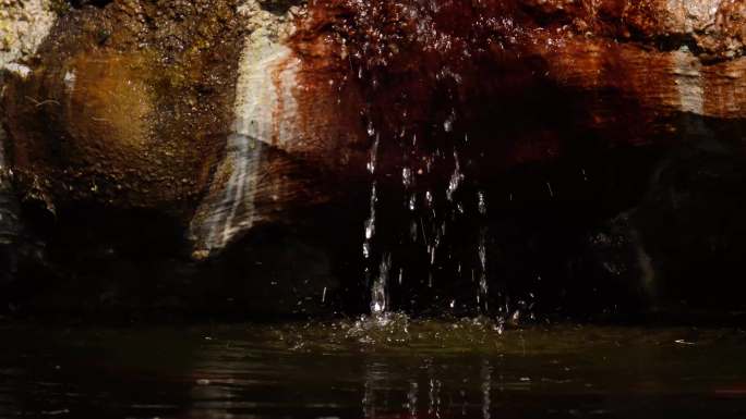 岩石山泉水