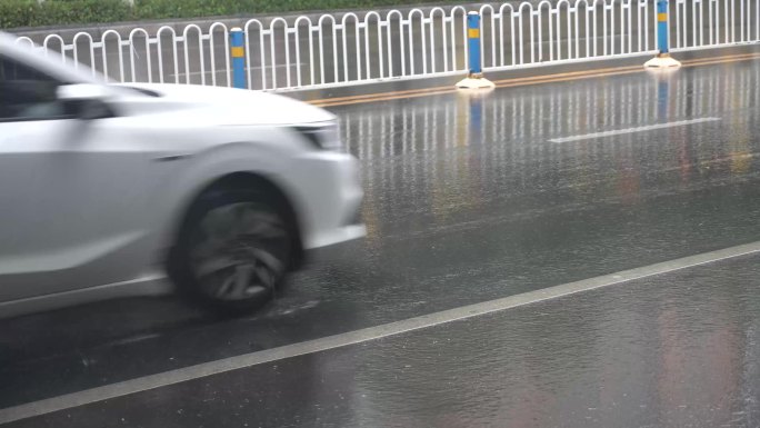 雨天雨季阴雨绵绵下雨车流车辆行驶雨中城市