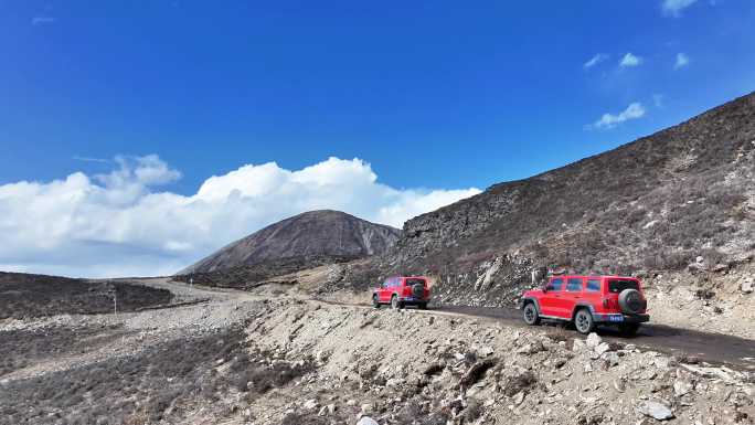 4K航拍坦克300越野车行驶在雪地的甘孜