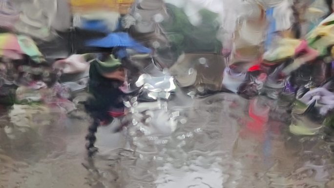 雨天行人 撑伞行走雨中 行人下雨天