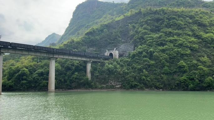 陕南山水火车穿过山洞春天的实拍