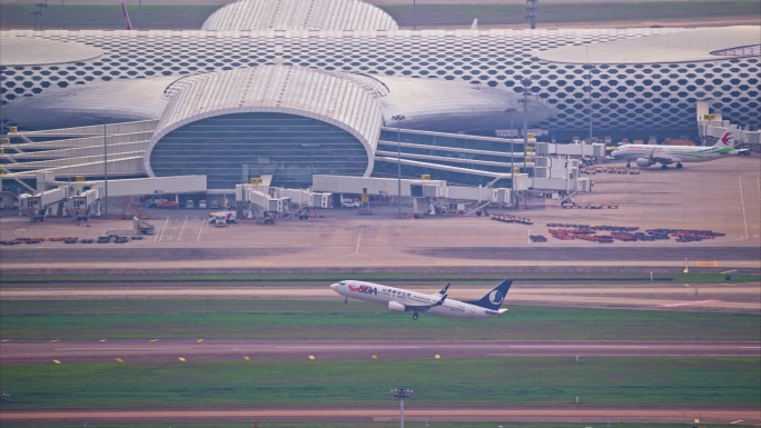 8K深圳机场起飞的山东航空客机