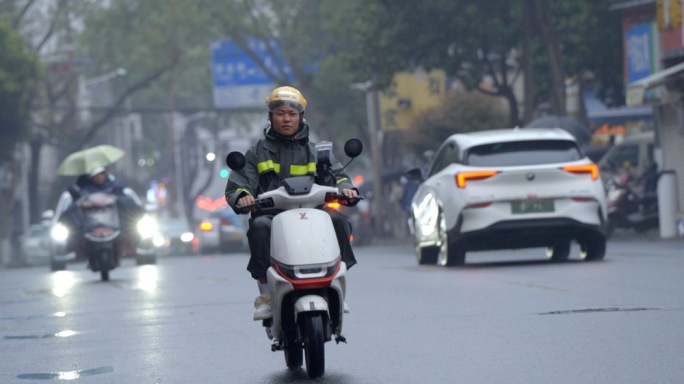 实拍外卖小哥下雨天上班