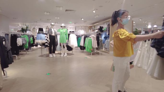 服装店顾客购物