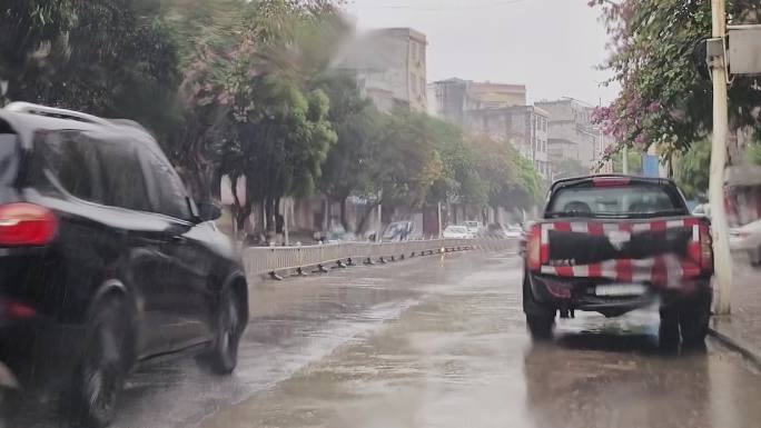 行驶街道雨景 雨天道路车流 窗外街景雨滴